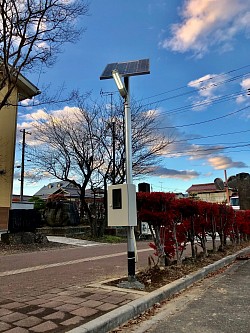 福島の中学校にみんなで設置した、手作りソーラーパネルの街灯です。