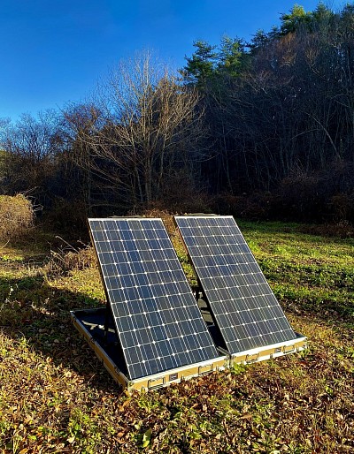 移動設置型ソーラーシステムの出展です。  実際に使われていたもので、外装ケースには傷や擦れの使用感はあります。  コントローラーには4ケース、8枚のソーラーパネルが入力でき、約1700ワットのシステムを移動設置できます。  災害時の中規模電源や、野外フェスなどのステージ電源など、活用アイデアは面白いものがあるかもしれません。  ソーラーパネルに関しては、南中時にテスターで電圧電流の測定をし、正常値だけを確認しています。  接続ケーブルは付属しますが、蓄電池は購入者さまでの調達になりますでご注意下さい。   PVケースサイズ　1660×880×240ミリ  重量はワンケースで40kg  ○価格は4ケース・ソーラーパネル8枚と制御器まとめての値段  ○蓄電池は付属なし  配達、取り付けに関しては最大限のサポートはしますが、購入後のクレーム、返品には対応できかねる場合もございます。  あくまでも軍用装備品であったことをご理解ください。  写真、結線図は別途にまだありますので、お問い合わせください。  使用目的や引き取りなどにより、価格交渉には応じる場合もあります。